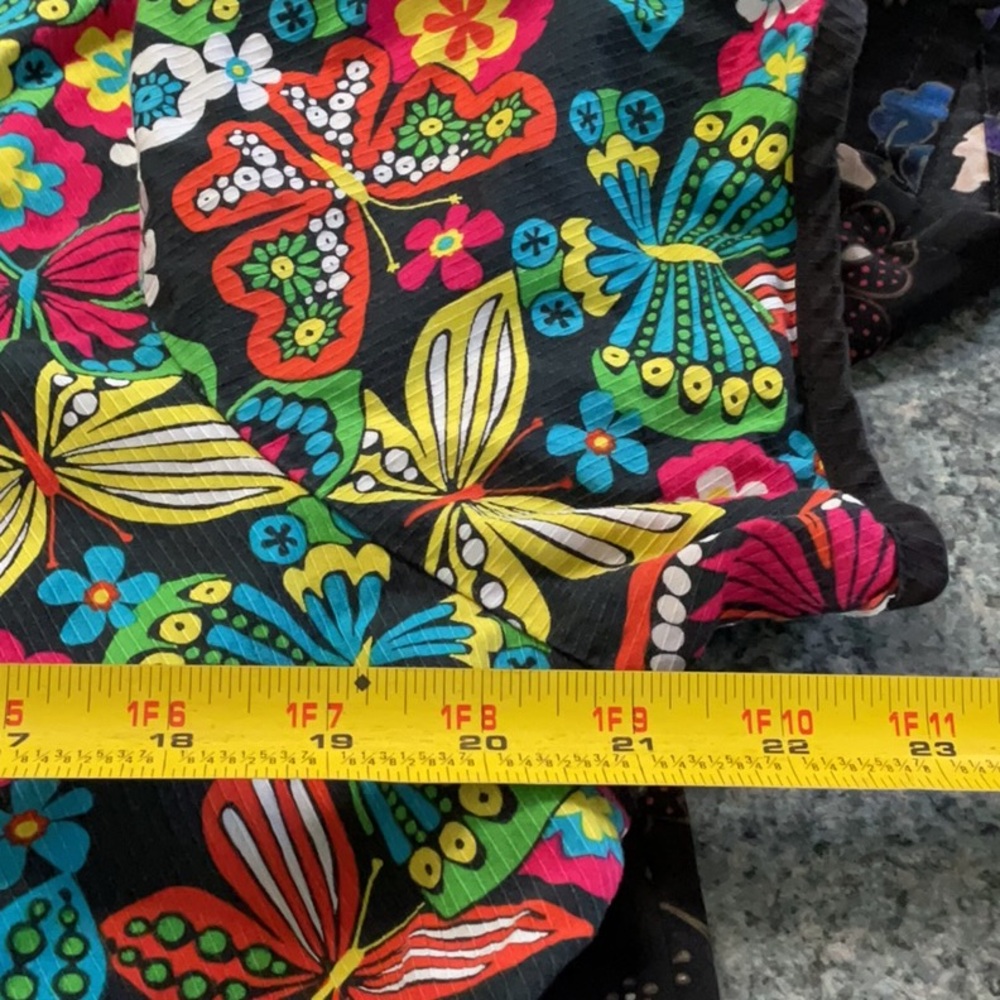 Scrub tops 5 with 2 pants size small - Picture 5 of 9
